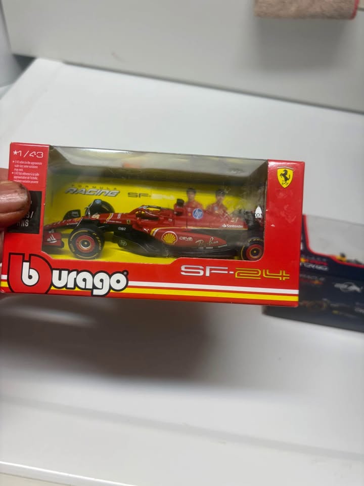 Bburago 1:43 Die-Cast F1 Model Car Set (3 Cars) - photo 3