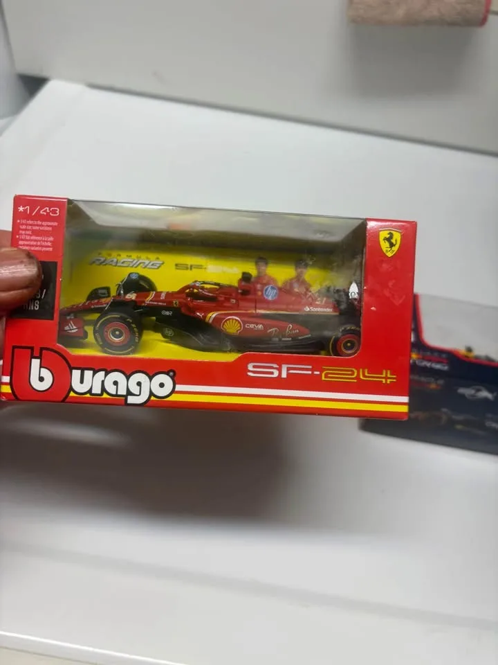 Bburago 1:43 Die-Cast F1 Model Car Set (3 Cars) image indicator(3)