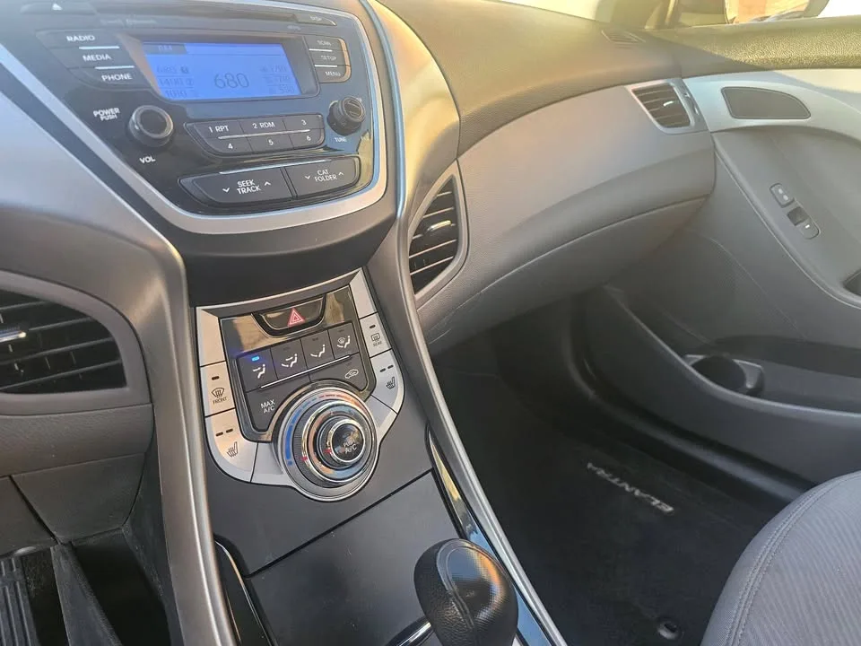 2013 Hyundai Elantra image indicator(8)