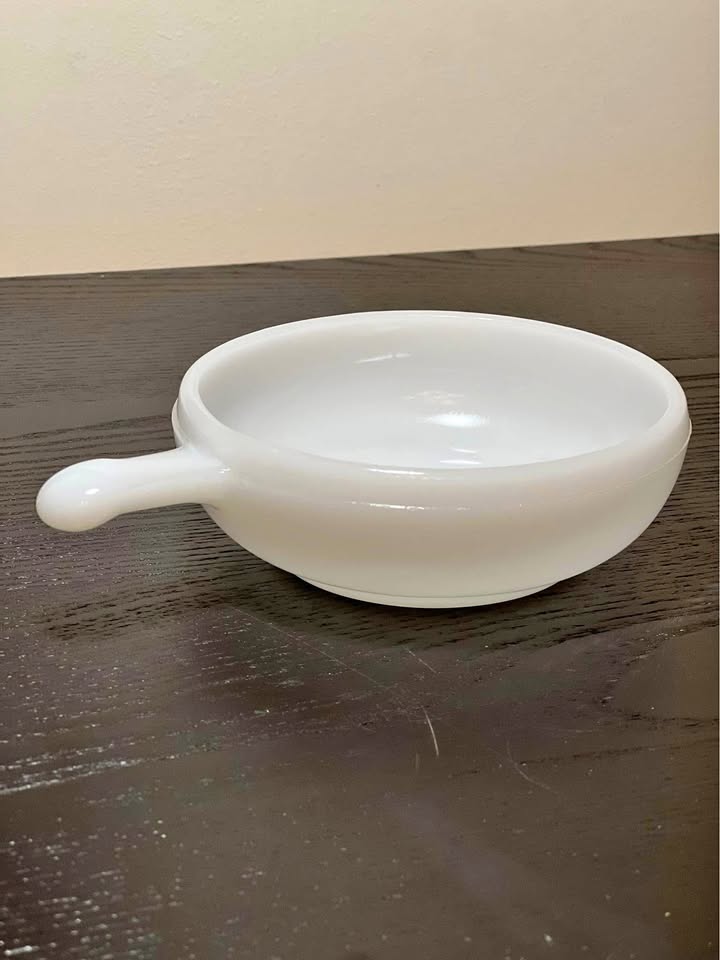 Milk glass bowl with handle