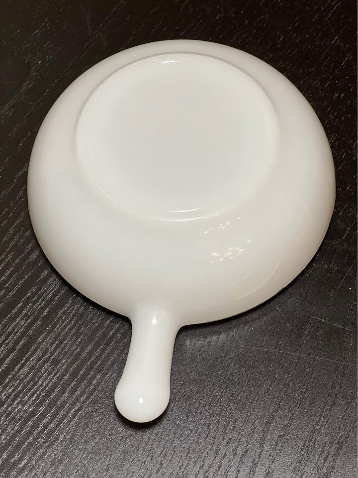 Milk glass bowl with handle - photo 3