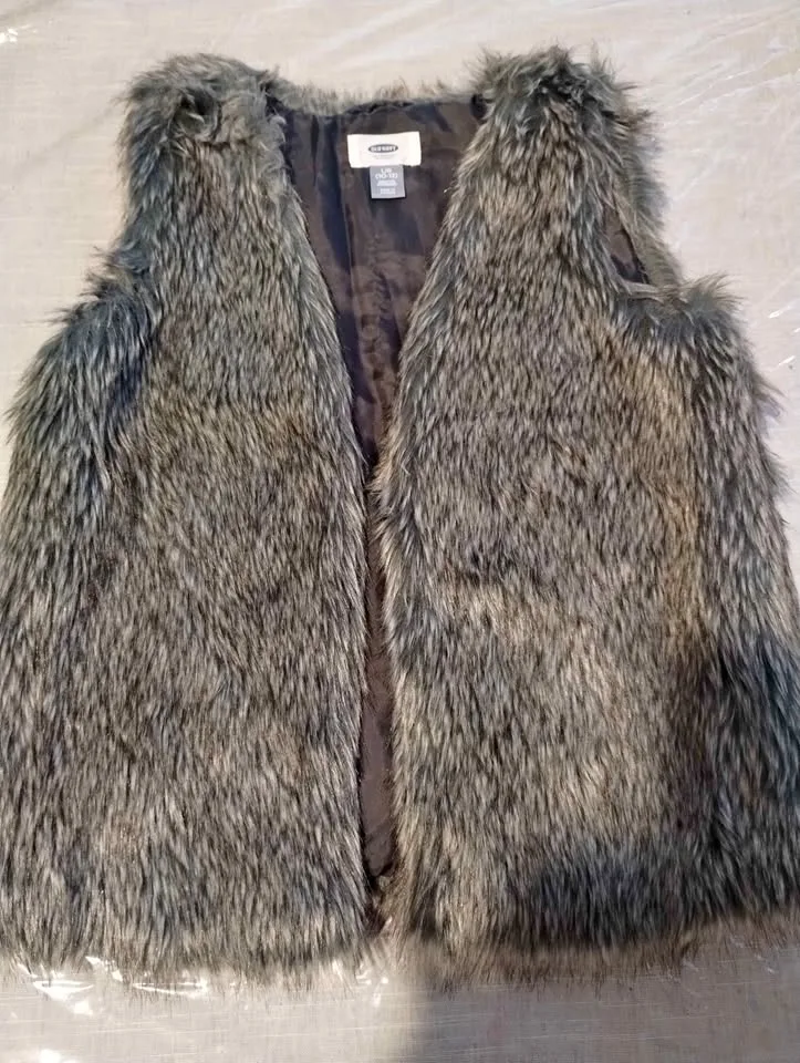 Old Nav@ Super Cute Furry Vest for Girls (Size 10/12) thumbnail