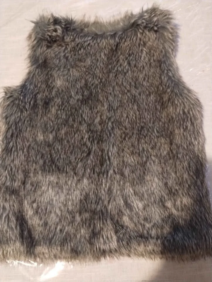 Old Nav@ Super Cute Furry Vest for Girls (Size 10/12) image indicator(4)