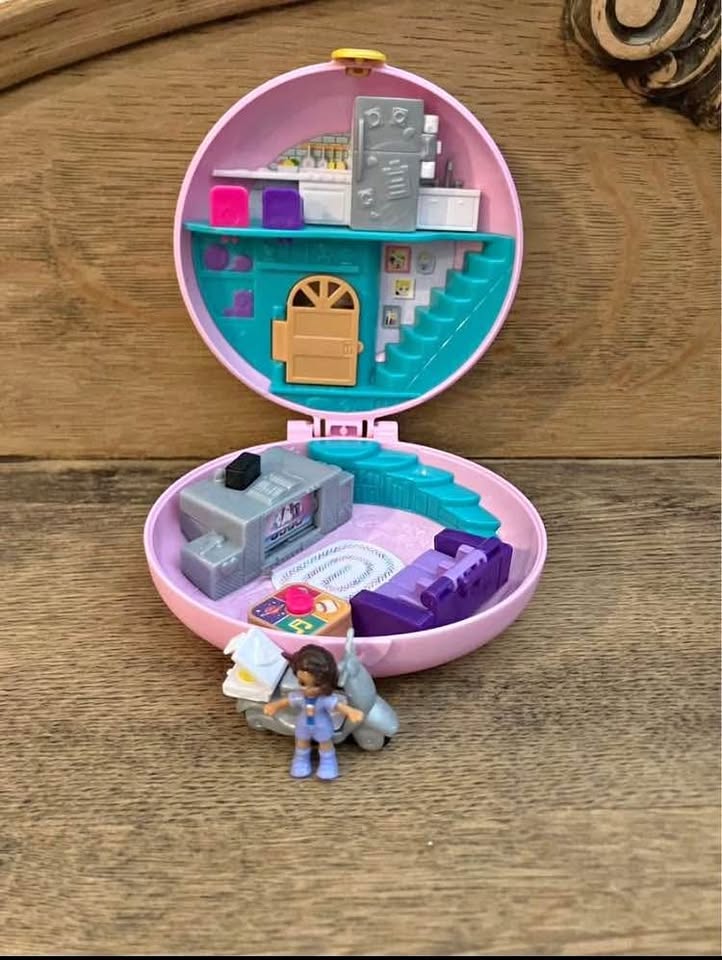 Polly Pocket Donut Pajama Party Compact Playset (Mattel, 2018)