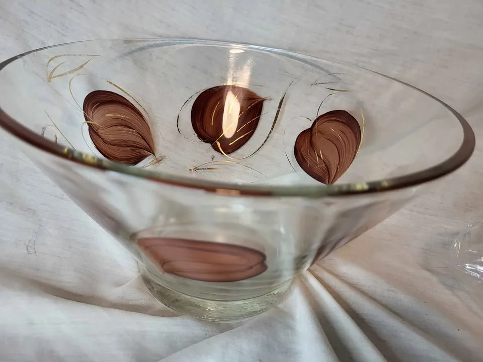 Vintage 1970s Chip Bowl wi5h Leaves and Gold Trim image indicator(3)