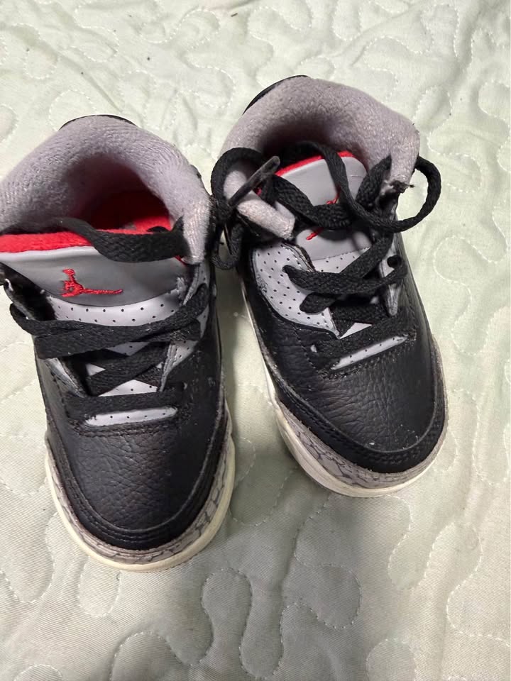 Pre owned jordan 3 retro toddler size 5,5 - photo 2