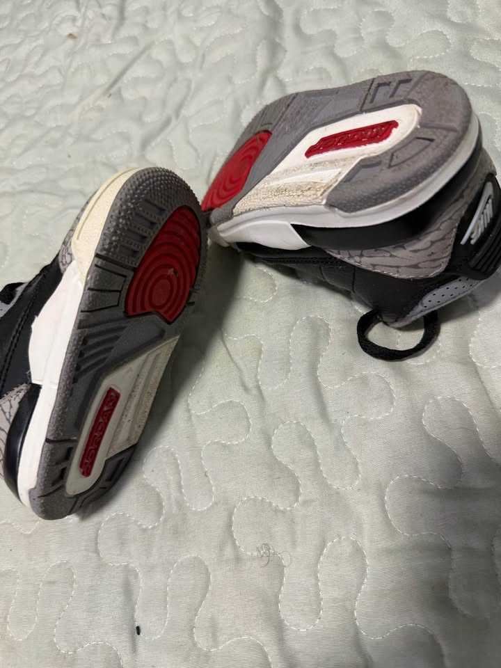 Pre owned jordan 3 retro toddler size 5,5 - photo 4