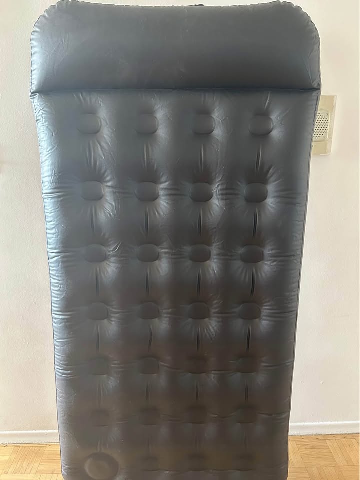 Air mattress - twin and queen - photo 2