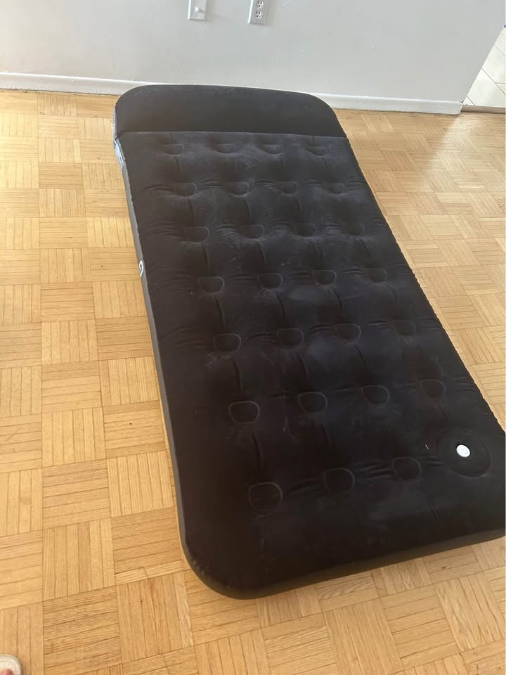 Air mattress - twin and queen - photo 3