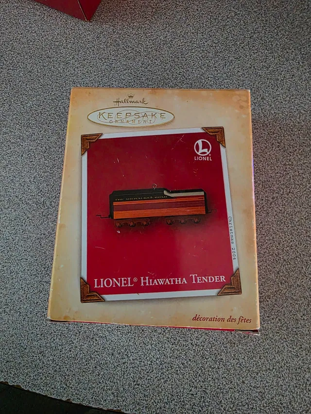 Hallmark Ornament Lionel Train Hiawatha O image indicator(2)