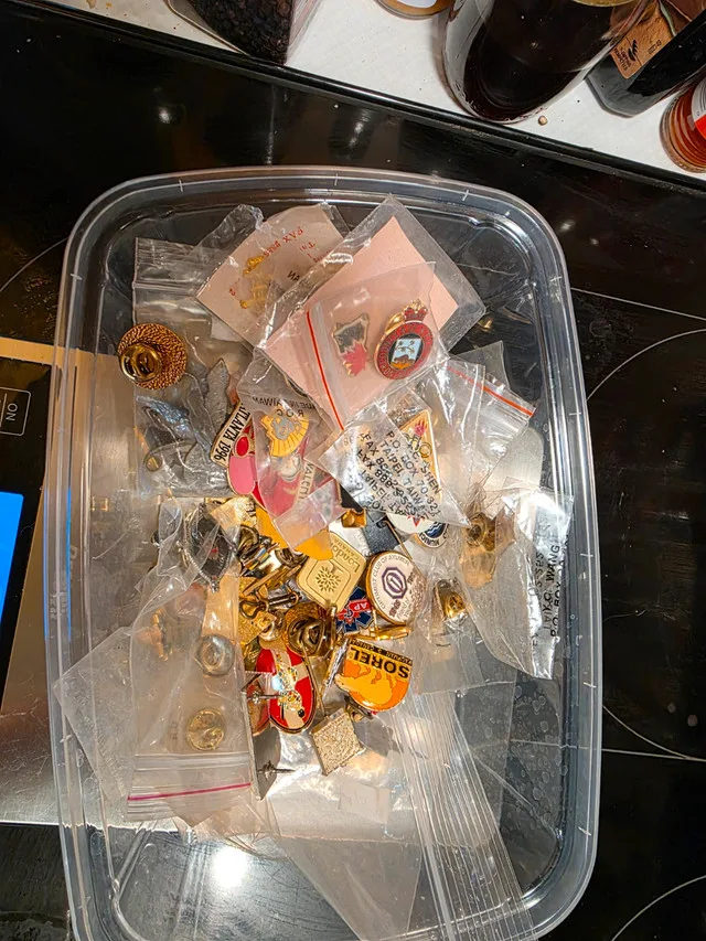 1lb of Assorted Various Lapel Pins image indicator(2)