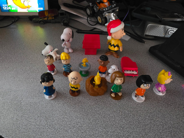 Lot of 16 Peanuts Mini Figure cake Toppers