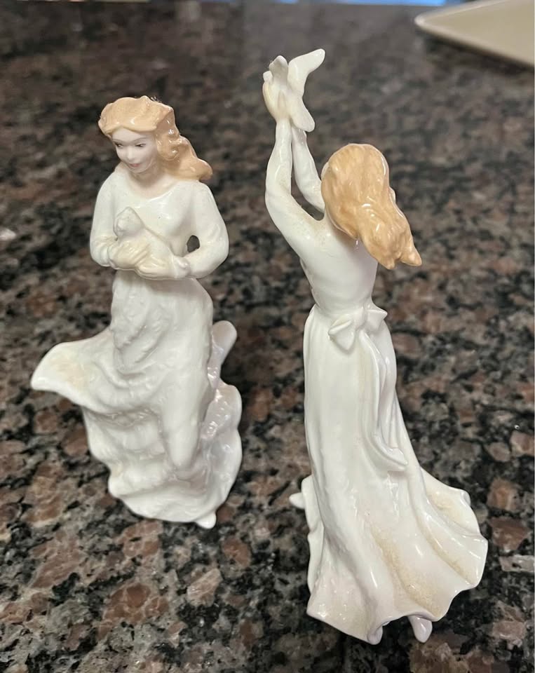 Authentic Royal Doulton Figurines 7” High - photo 2