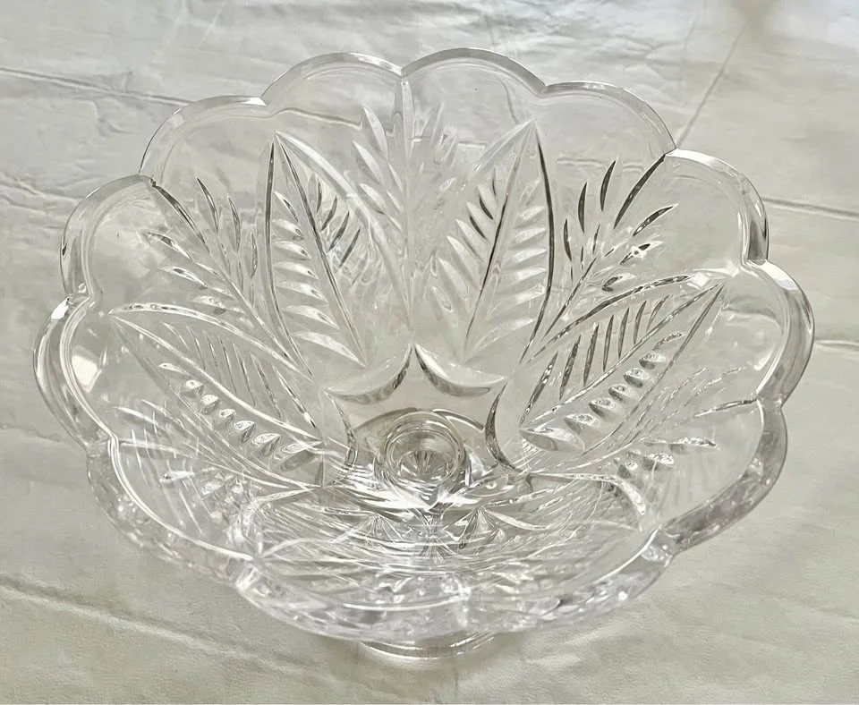 Crystal Vase with pedestal image indicator(2)