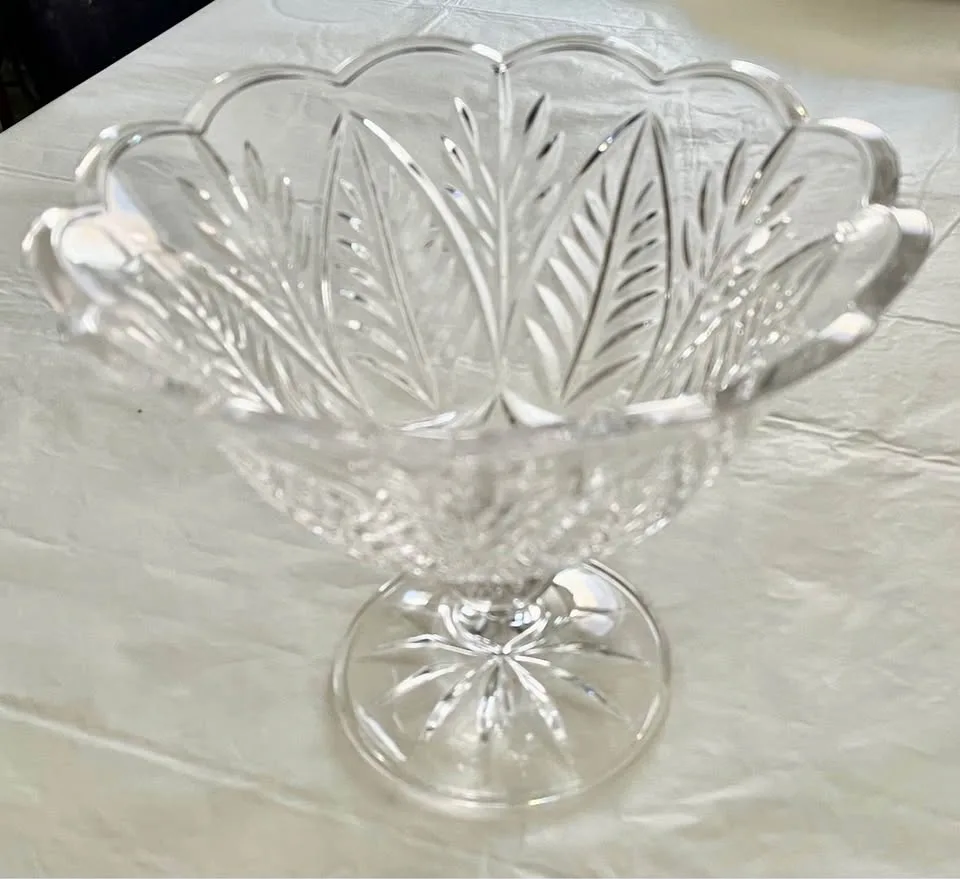 Crystal Vase with pedestal image indicator(3)