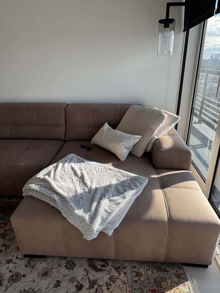 Beautiful sectional sofa w/ warranty - photo 3