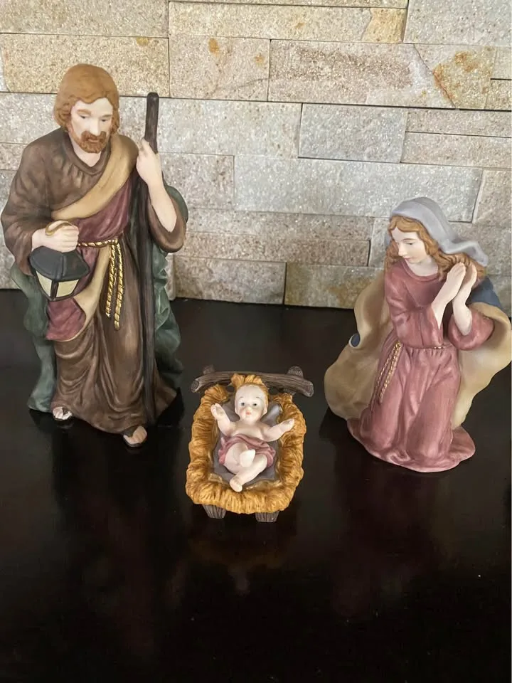 Kirkland Signature Porcelain Nativity Set image indicator(7)