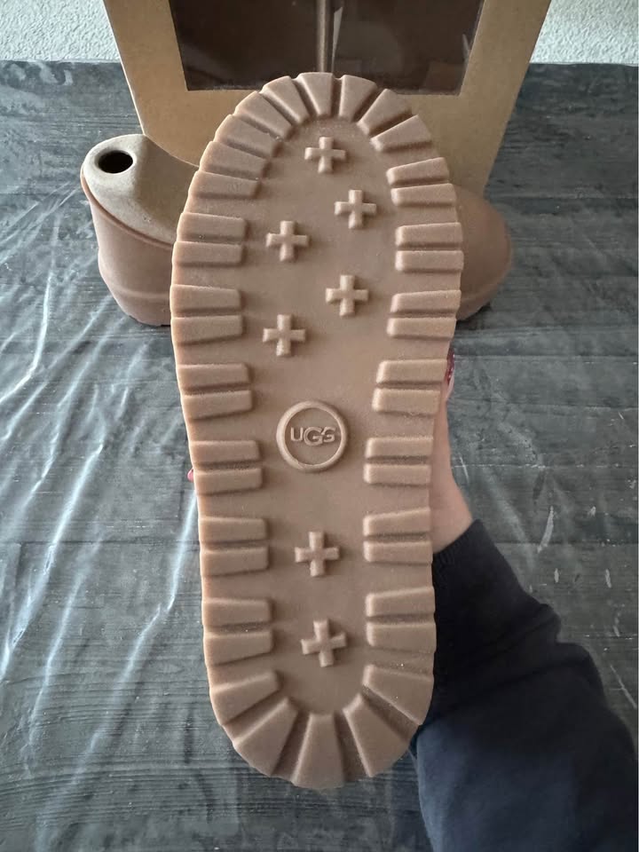 UGG UggGuard (Size Small) with Box - photo 2