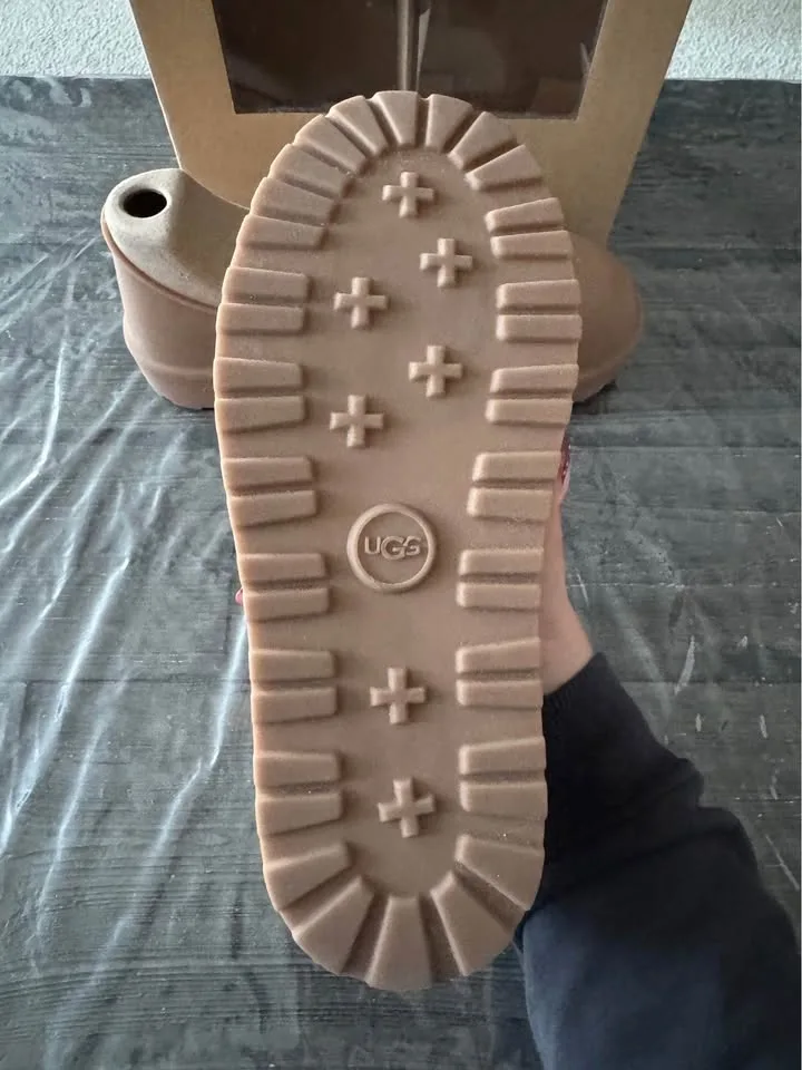 UGG UggGuard (Size Small) with Box image indicator(2)