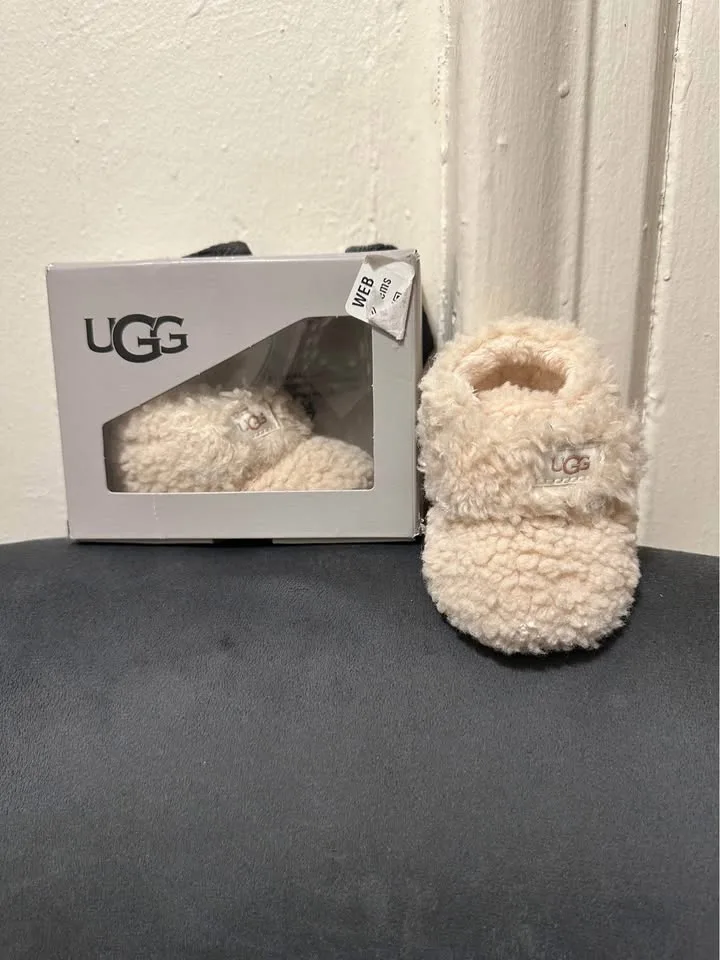 Baby girl ugg image indicator(2)