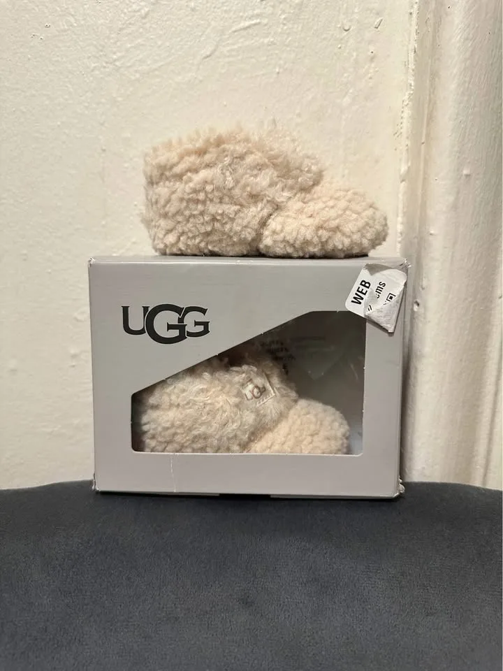 Baby girl ugg image indicator(3)