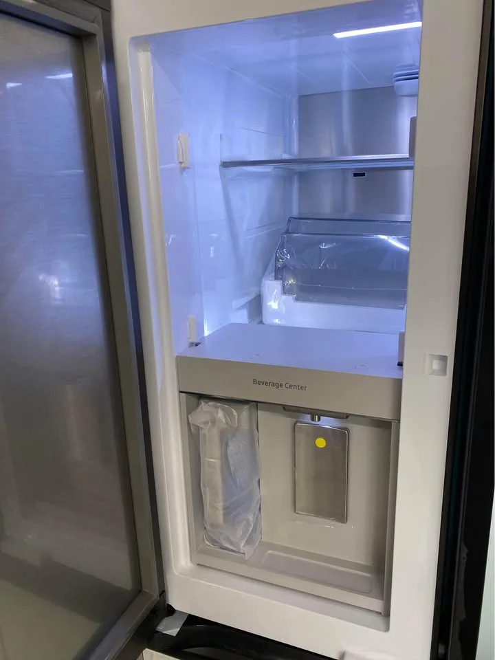 Bespoke 4 door flex refrigerator with family tv hub image indicator(2)