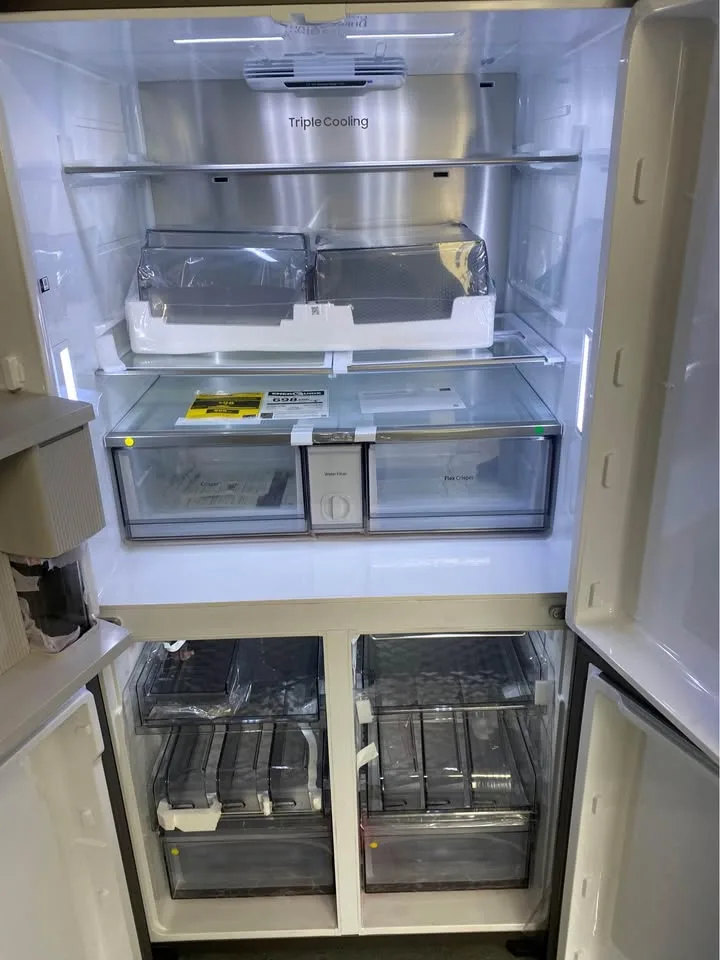 Bespoke 4 door flex refrigerator with family tv hub image indicator(3)