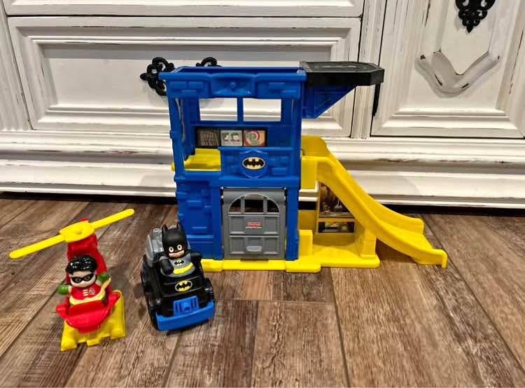 Fisher Price Little People DC Super Friends Batman Batcave Ramp