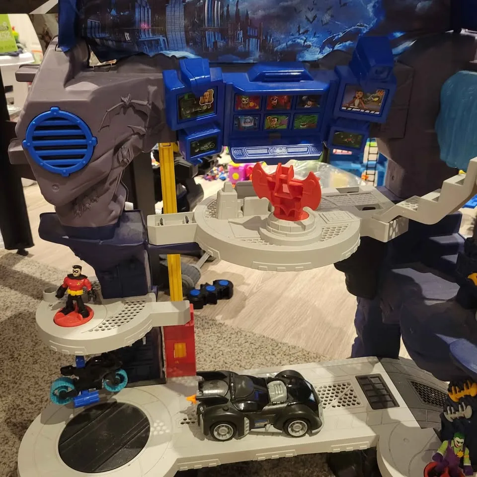 Fisher-price Imaginext Dc Super Friends Batcave with extras image indicator(2)