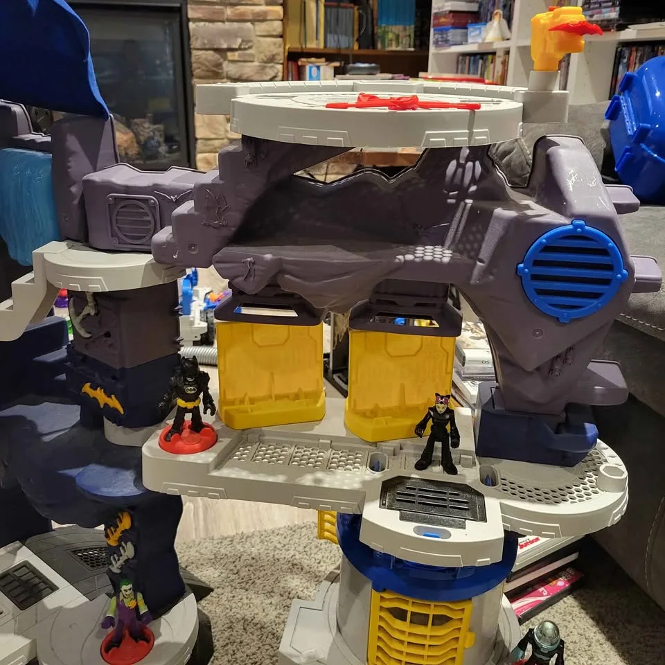 Fisher-price Imaginext Dc Super Friends Batcave with extras image indicator(3)