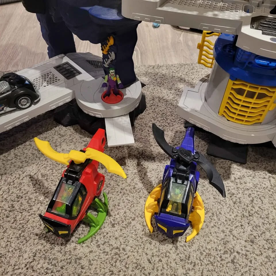 Fisher-price Imaginext Dc Super Friends Batcave with extras image indicator(4)