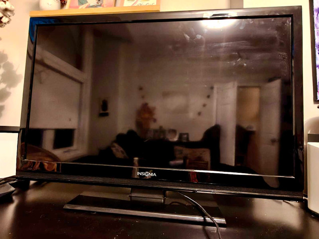 BLACK FRIDAY DEAL Insignia 39" LCD tv good condition