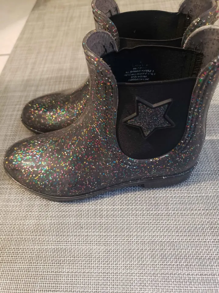 Kids rain boots size 4 image indicator(2)