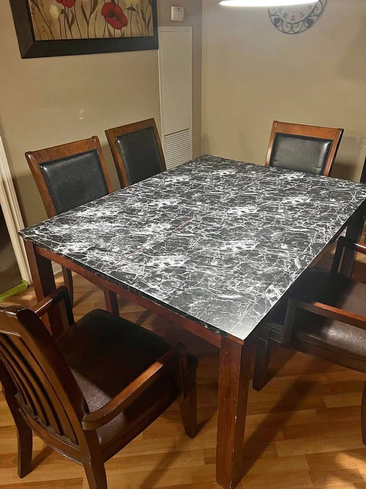 Dining Room Table & Chairs