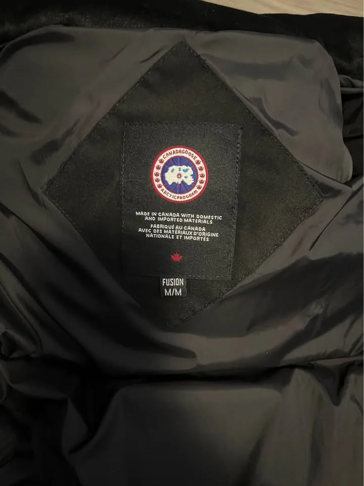 Canada goose vest image indicator(3)