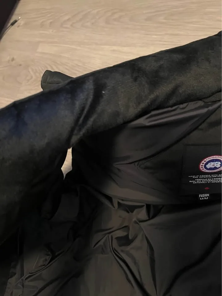 Canada goose vest image indicator(4)