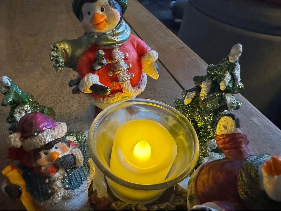 Cute Christmas candle holder with penguins - photo 5