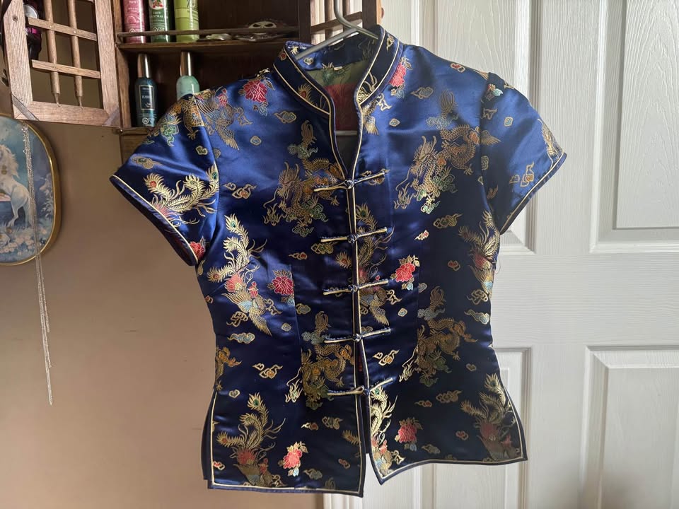 Beautiful embroidered top (small) - photo 2