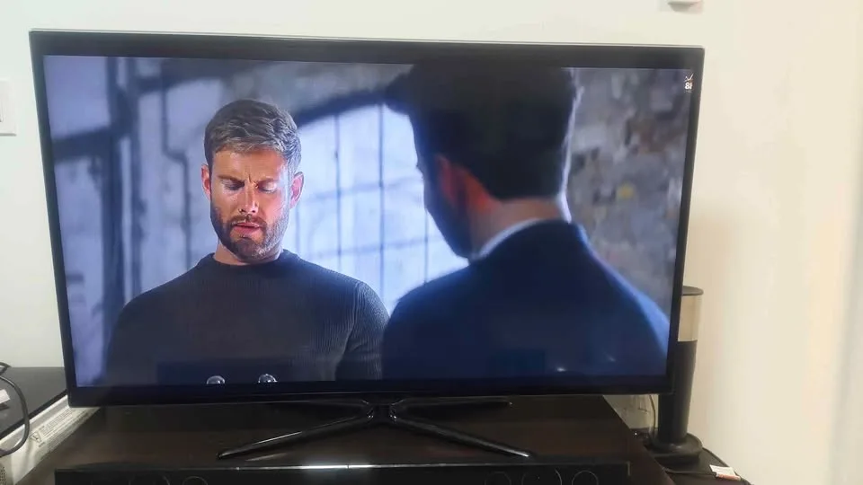 55" Samsung smart TV image indicator(2)