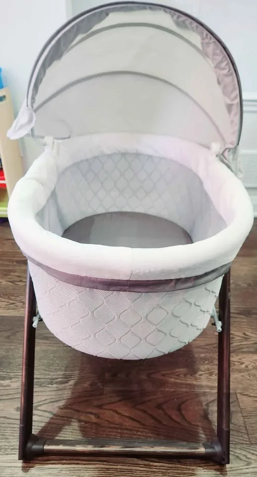 Ingenuity Foldaway Rocking Wood Bassinet image indicator(2)