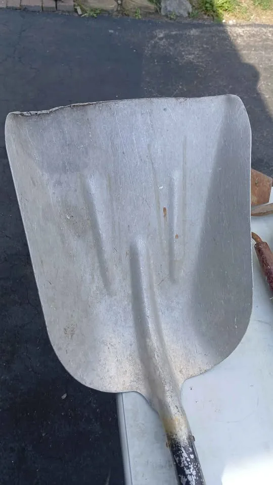 AXE AND SHOVELS image indicator(2)