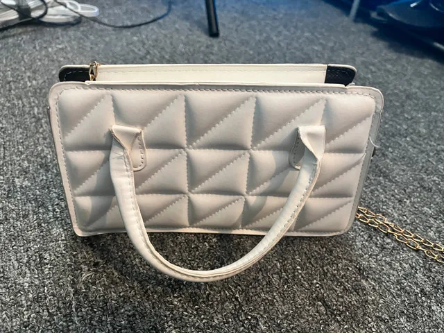 white purse image indicator(2)