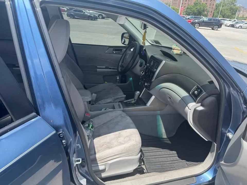 2010 Subaru Forester · 2.5i Sport Utility 4D image indicator(6)