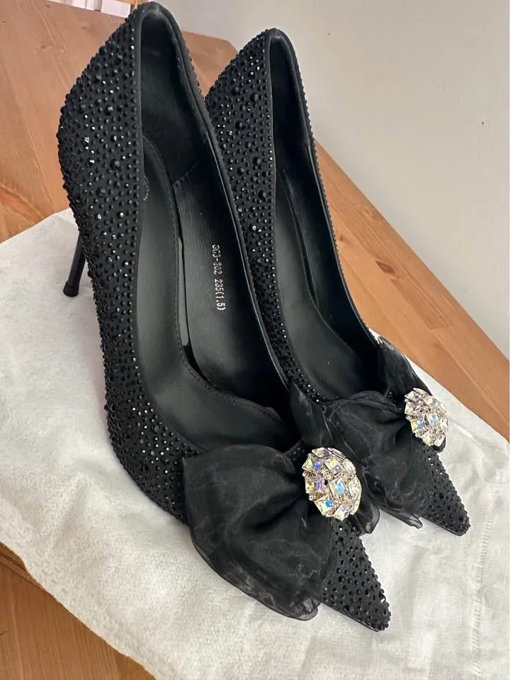 Red bottoms Black Rhinestone Bow Heels image indicator(4)