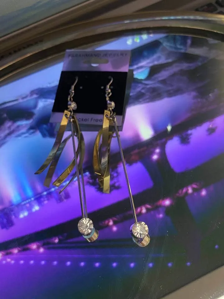 Dangle earrings image indicator(3)