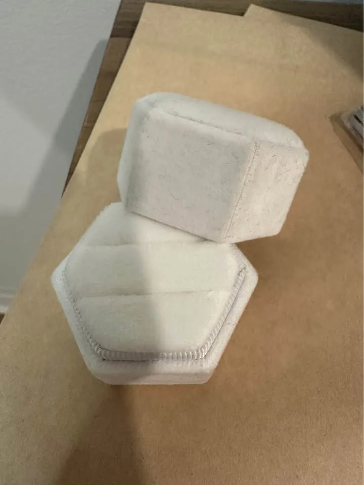 Two slot white velvet ring box image indicator(3)