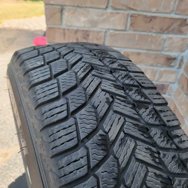 Like-New Michelin Winter Tires 215/65R16 - Full Set (1 Season) image indicator(4)