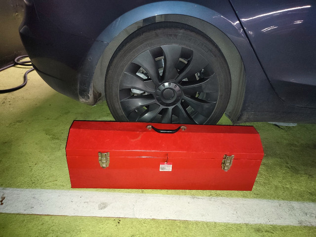 32" Lockable Portable Toolbox with Removable Tray - photo 2