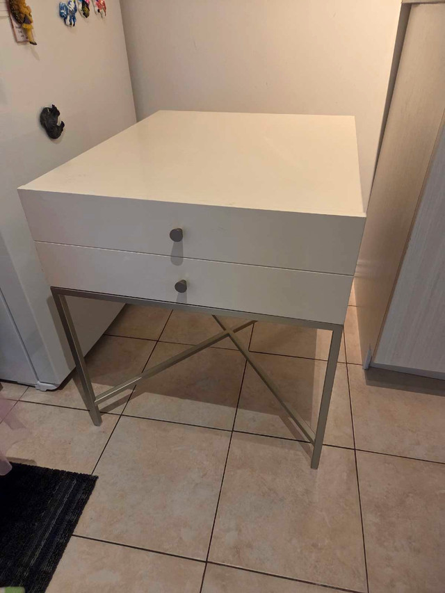 White Wooden Nightstand with 2 Drawers