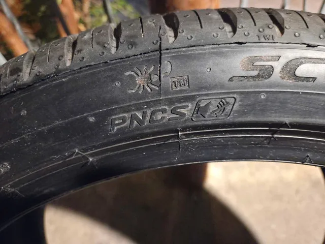 Pirelli 285/35R22 Tire for Tesla Model X image indicator(7)